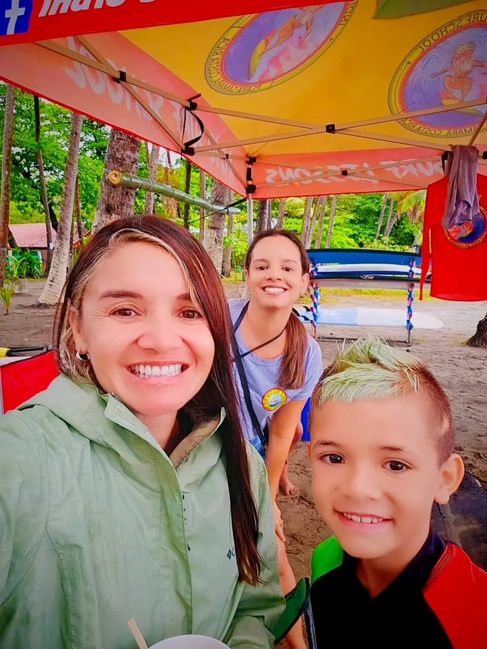 Family enjoying their surf lesson day at Indio Surf School in Playa Sámara
